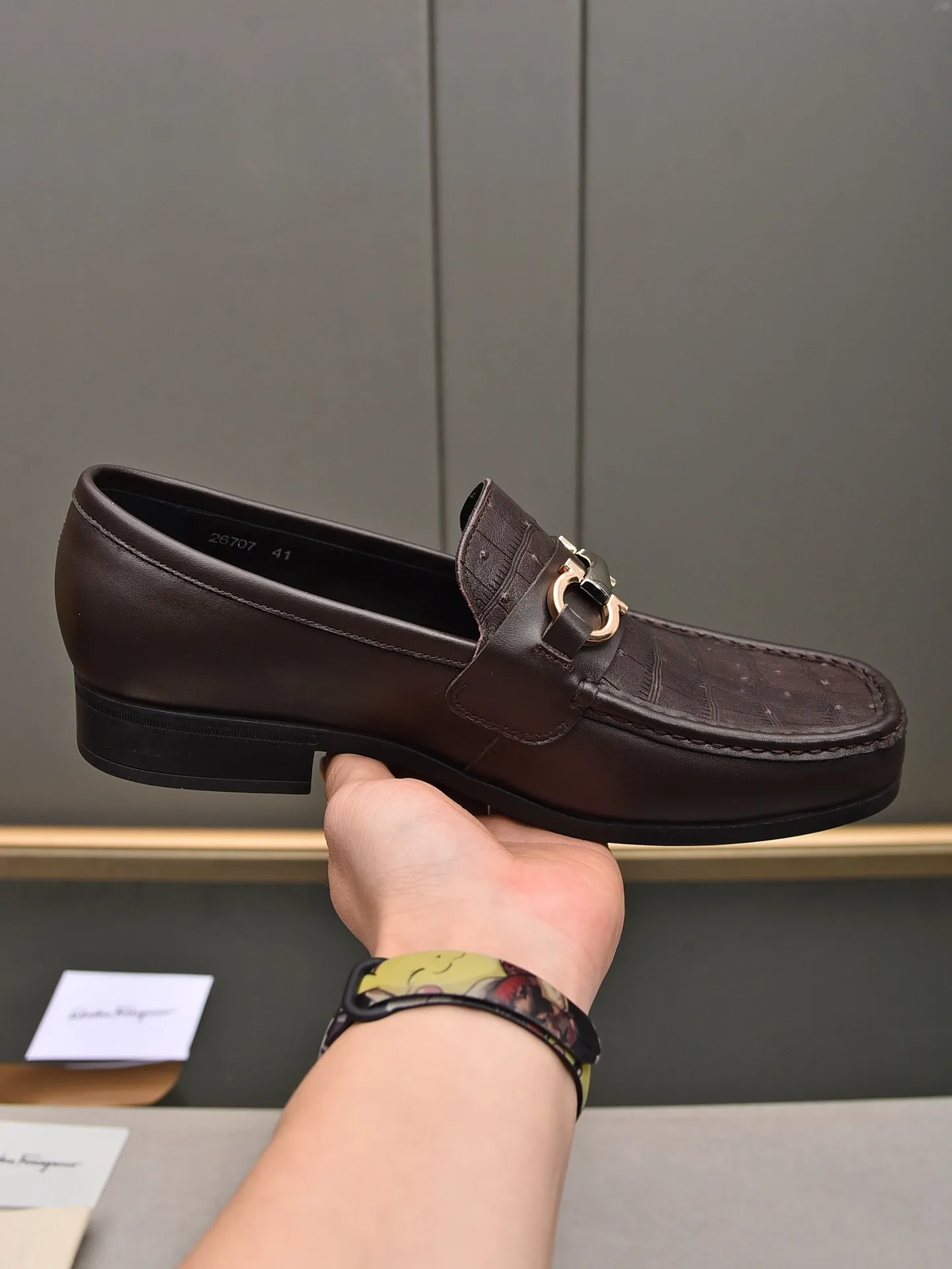 Men's shoes 💰: 460 [Original running volume and quality] Brand: Ferragamo (Ferragamo) Size: Men's size 38/44 (45 can be customized) Grade: Same style as the official website High-end quality men's shoes Material: Original first-layer calfskin Water-dyed cowhide lining Original outsole Style categories: Men's fashion formal business casual leather shoes Slip-on men's high-top series Young fashion European and American trends British style Casual matching Comfortable on the feet